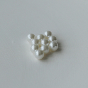 Perlas de plástico redondas sin perforar a máquina de 5 mm168